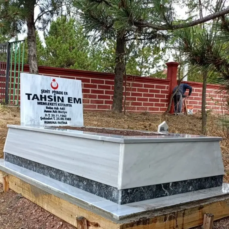 Beyaz mermer ve koyu granit kuşaklı mezar – Kütahya