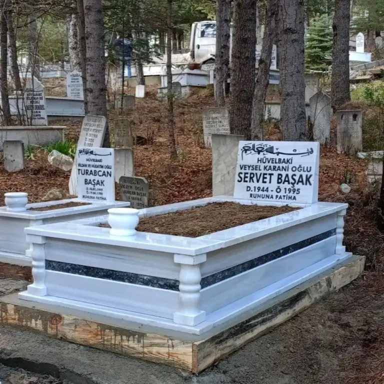 Beyaz mermer babalı mezar, koyu granit kuşak – Kütahya