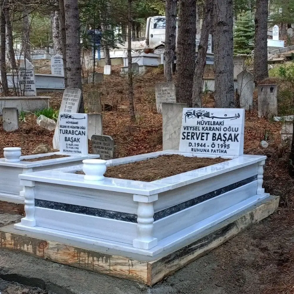 Beyaz mermer babalı mezar, koyu granit kuşak – Kütahya