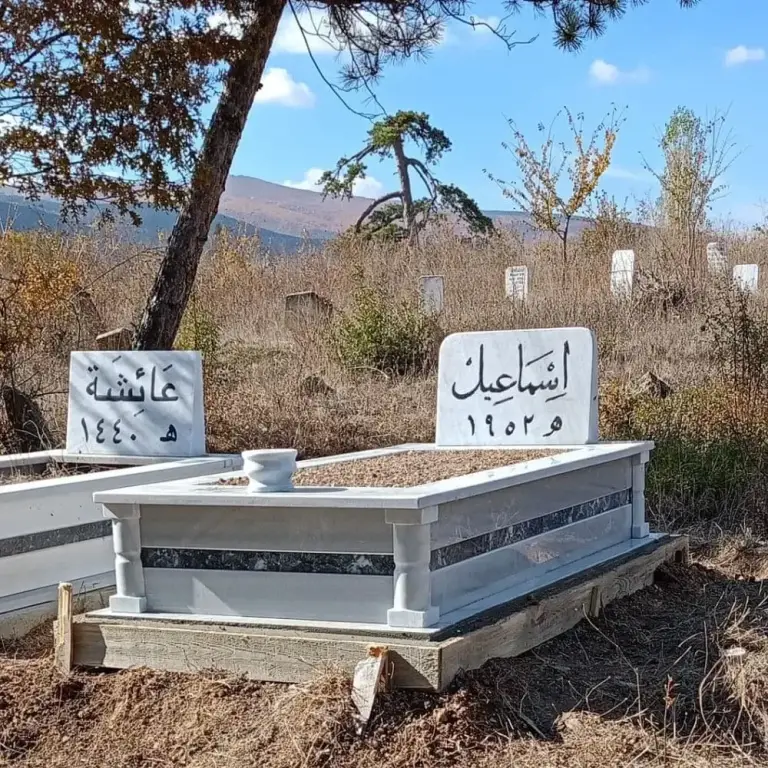 Beyaz mermer, siyah granit şeritli çift mezar – Kütahya