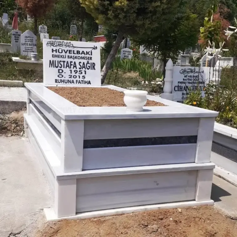 İki katlı beyaz mermer mezar, siyah granit şerit – Kütahya