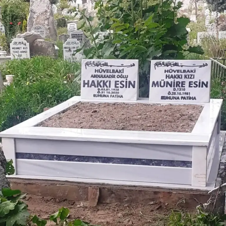 Beyaz mermer çift mezar, koyu granit şerit – Kütahya
