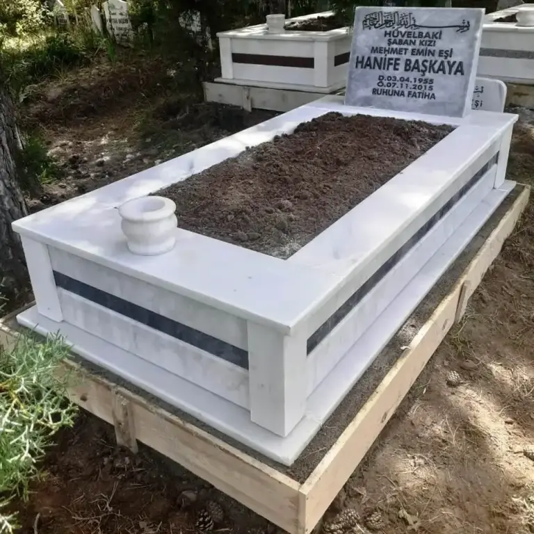 Beyaz mermer tek kişilik mezar, koyu granit şerit – Kütahya