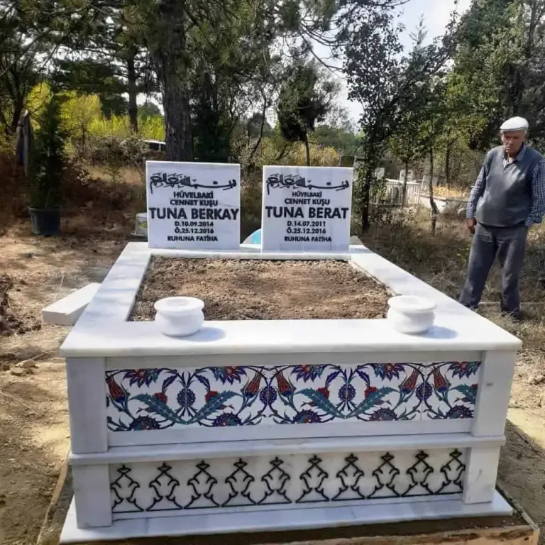 Çini panelli ve geçme desenli beyaz mermer çift mezar – Kütahya