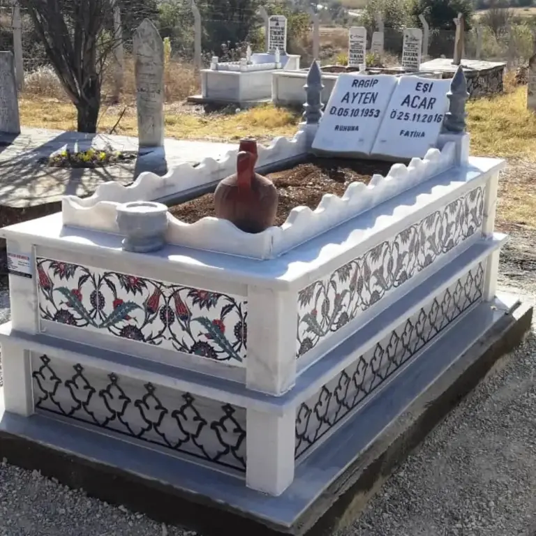 Çini desenli beyaz mermer çift mezar – Kütahya