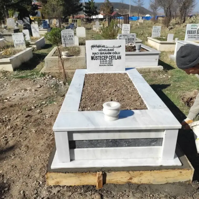 Beyaz mermer mezar, siyah granit şerit – Kütahya