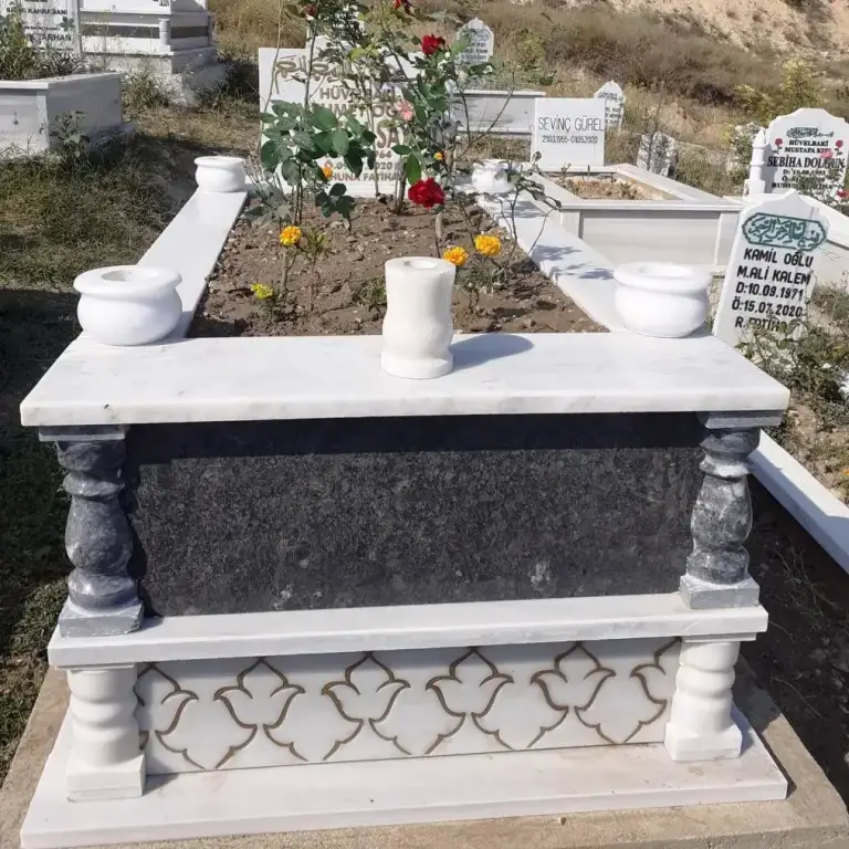 Siyah granit gövdeli, mermer babalı ve geçme desenli mezar – Kütahya